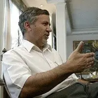 تصویری از عطاالله مهاجرانی و همسرش در یک راهپیمایی در لندن