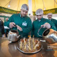 خادمی رزمندگان لشکر ۱۴ امام حسین(ع) در چایخانه حضرت رضا(ع)