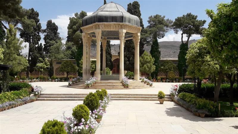 حافظ گفتوگوی فرهنگها و پرهیز از تعصب را میآموزد