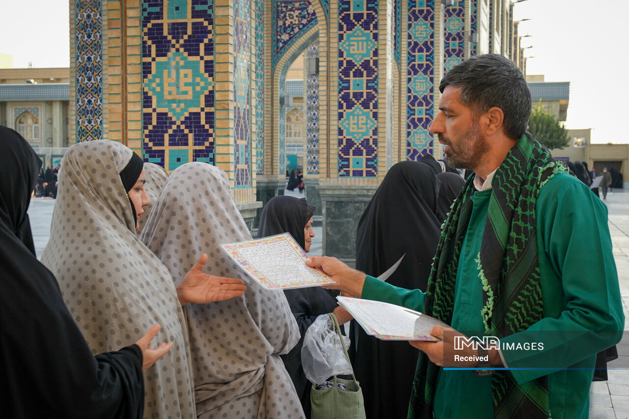 خادمی رزمندگان لشکر ۱۴ امام حسین(ع) در چایخانه حضرت رضا(ع)
