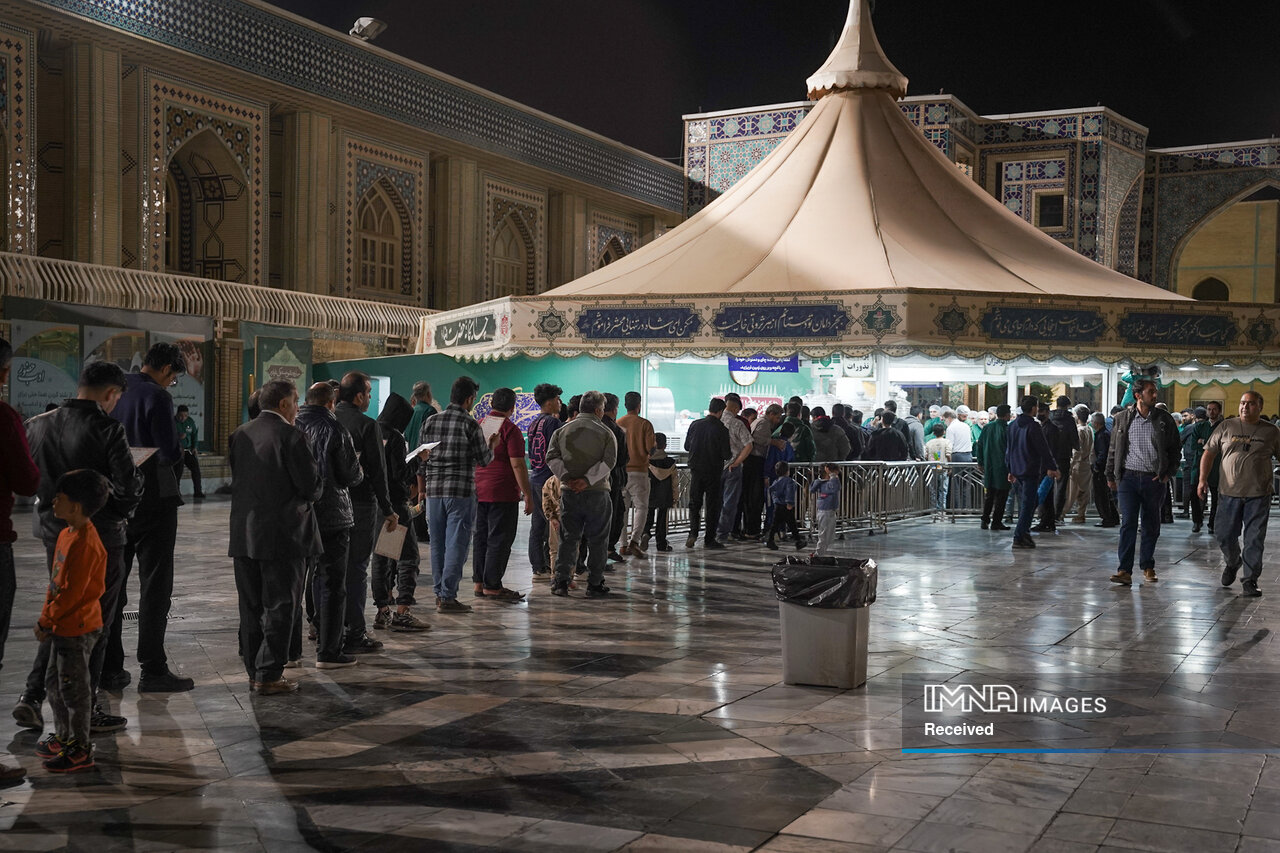 خادمی رزمندگان لشکر ۱۴ امام حسین(ع) در چایخانه حضرت رضا(ع)