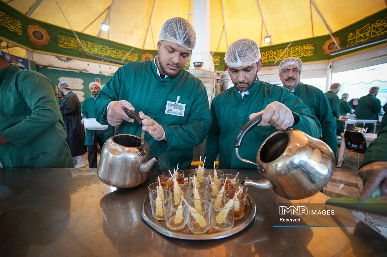 خادمی رزمندگان لشکر ۱۴ امام حسین(ع) در چایخانه حضرت رضا(ع)