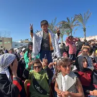  تجمع گسترده فلسطینیان در اطراف بیمارستان «ناصر» غزه برای استقبال از اسرای آزادشده