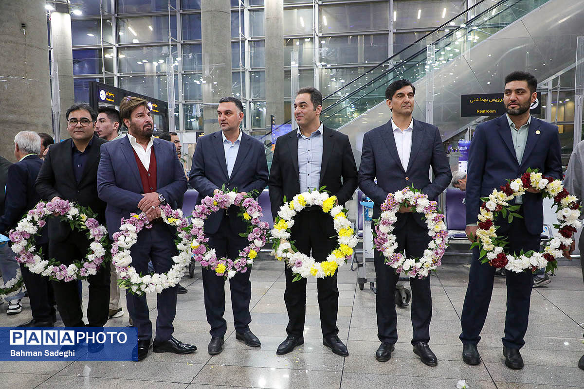 عکس/ بازگشت تیم ملی وزنه‌برداری با جام قهرمانی‌
