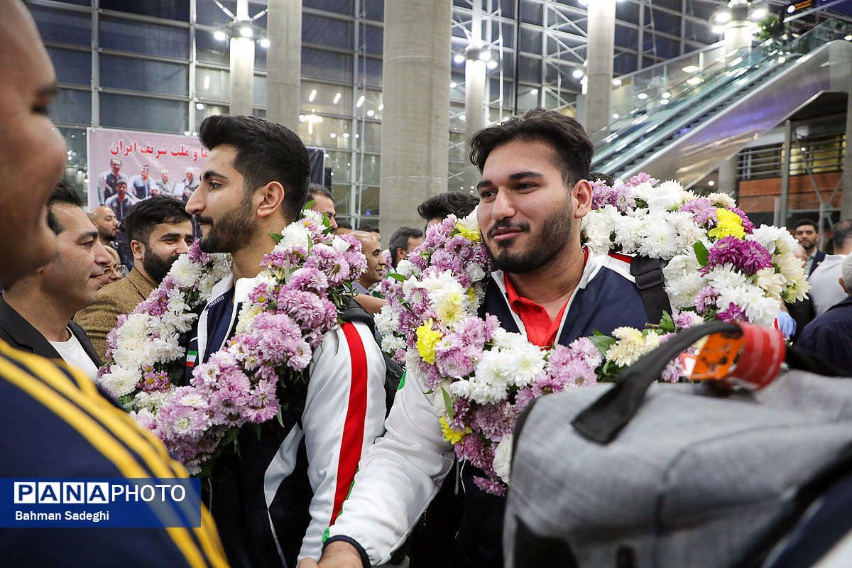 عکس/ بازگشت تیم ملی وزنه‌برداری با جام قهرمانی‌
