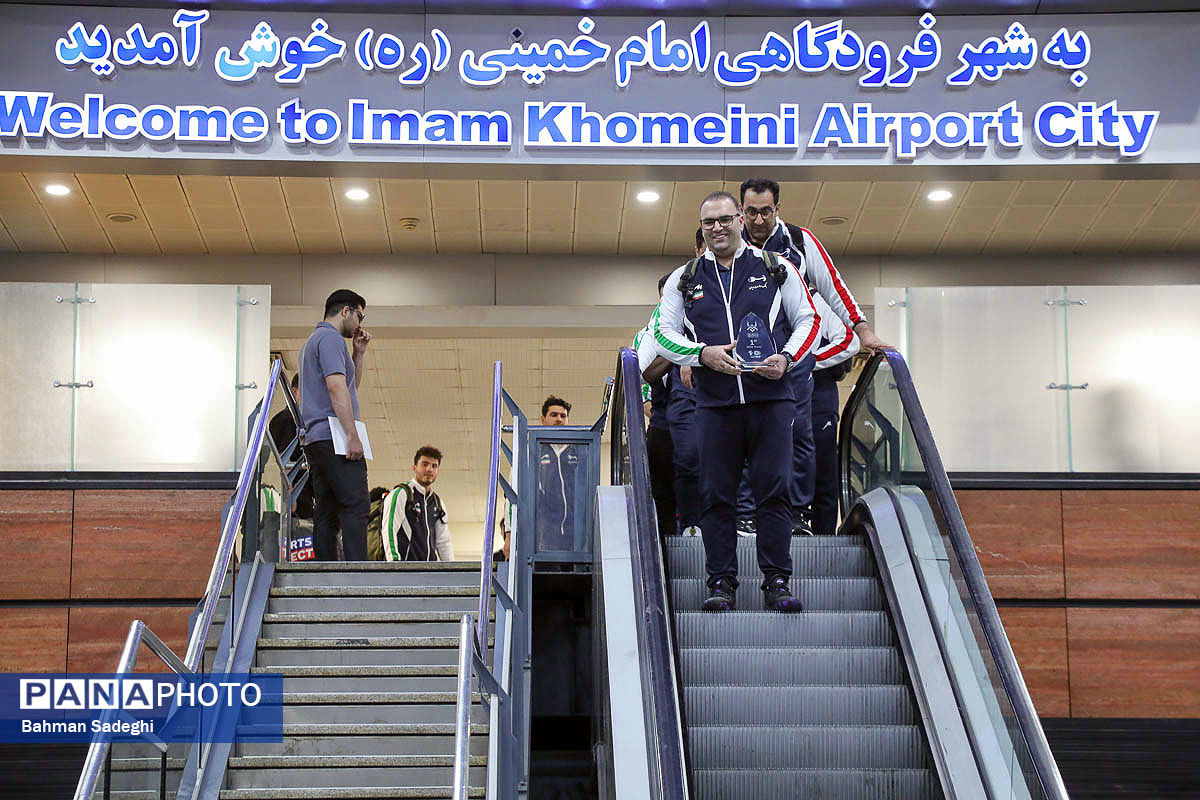 عکس/ بازگشت تیم ملی وزنه‌برداری با جام قهرمانی‌