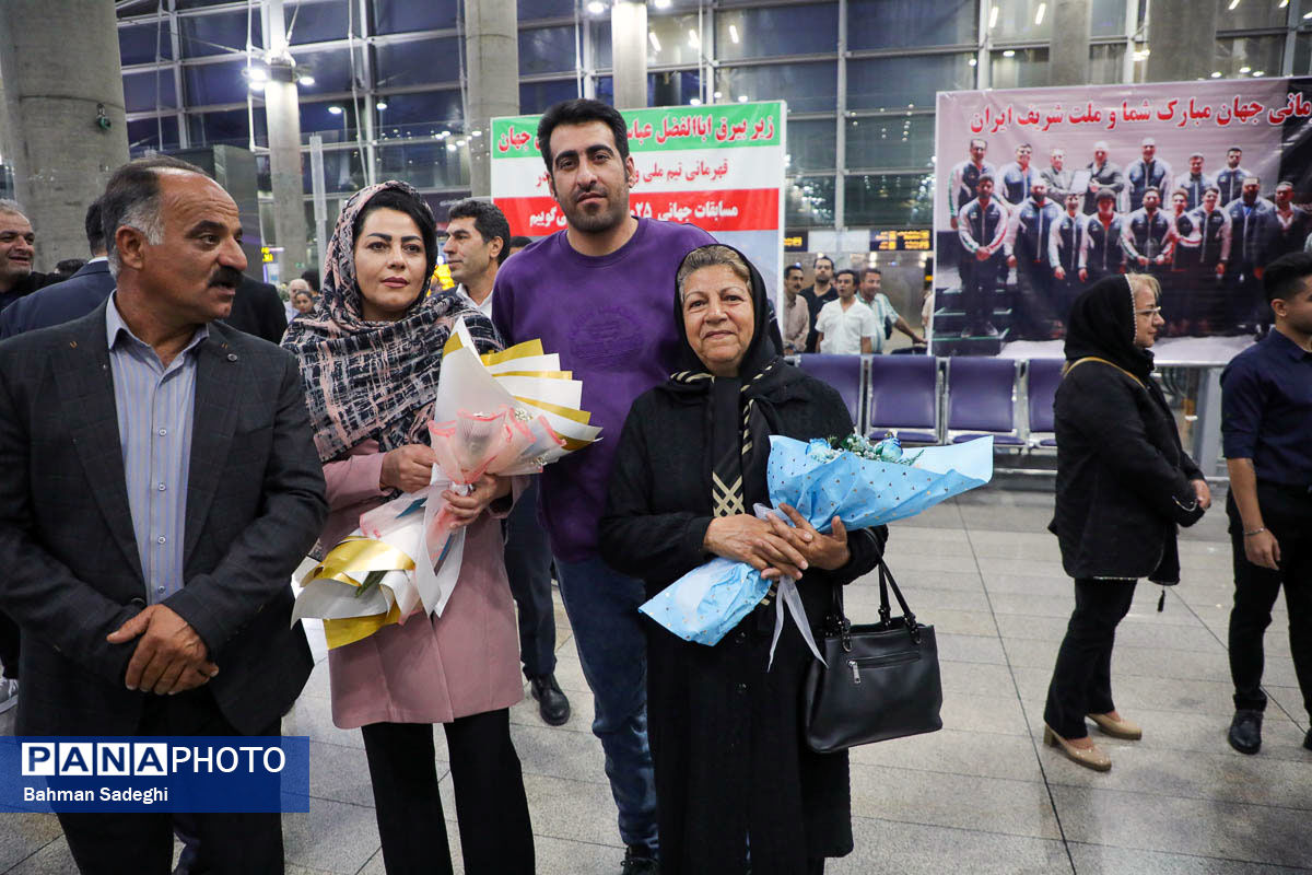 عکس/ بازگشت تیم ملی وزنه‌برداری با جام قهرمانی‌