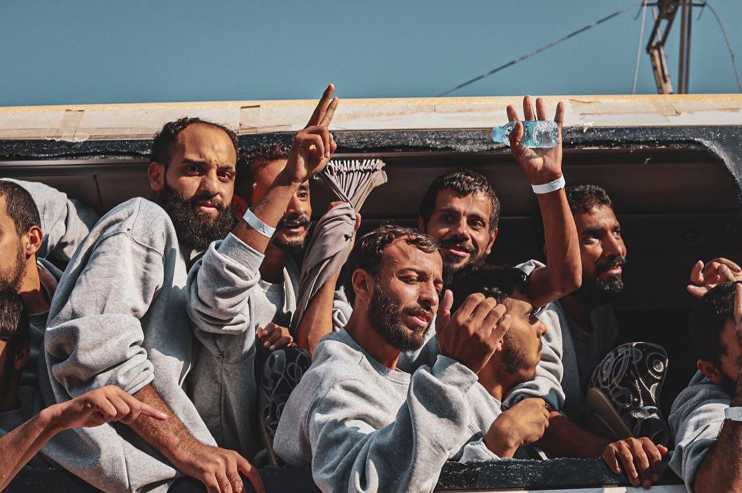 عکس/ لحظه رسیدن اسرای آزاد شده فلسطینی به غزه