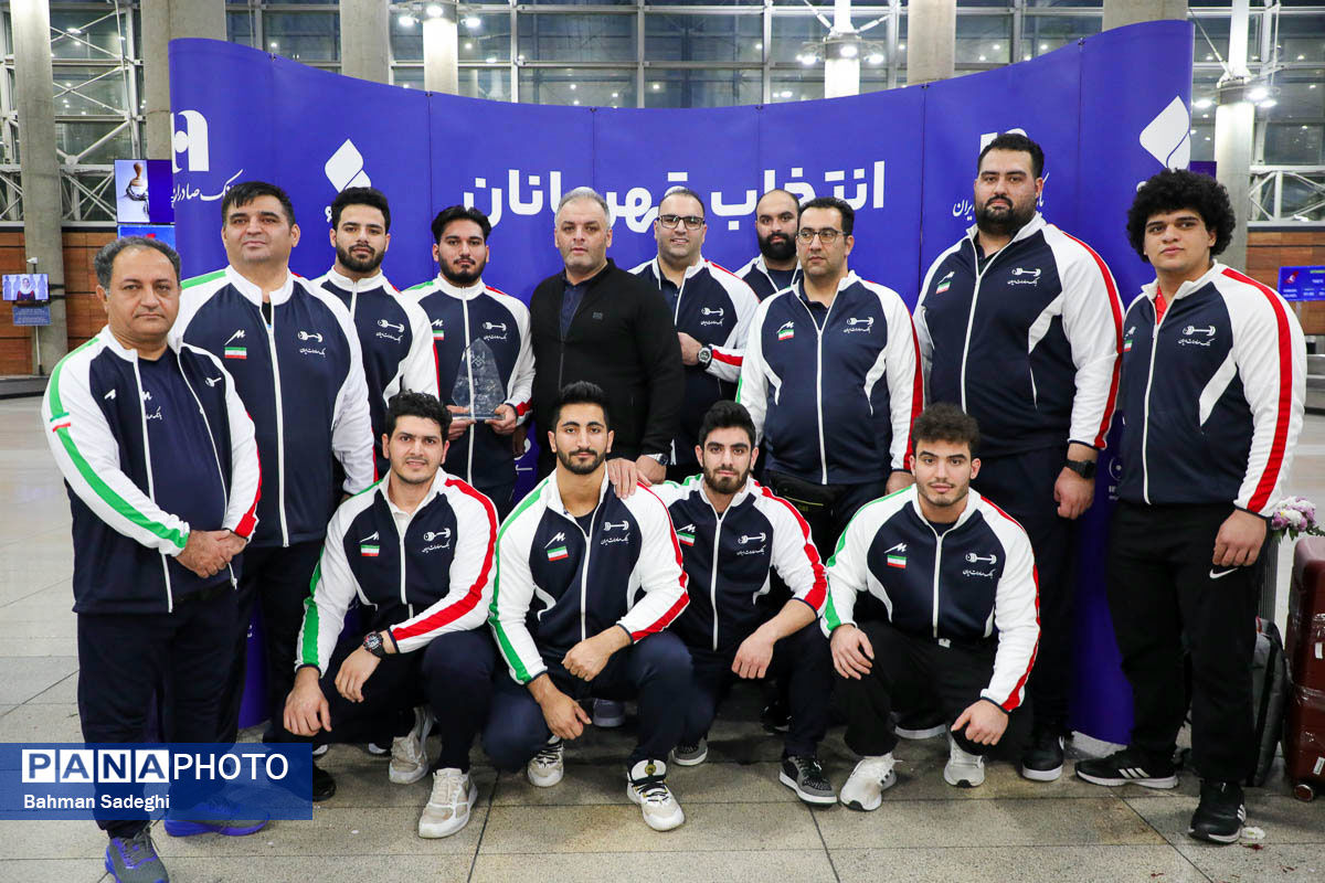 عکس/ بازگشت تیم ملی وزنه‌برداری با جام قهرمانی‌