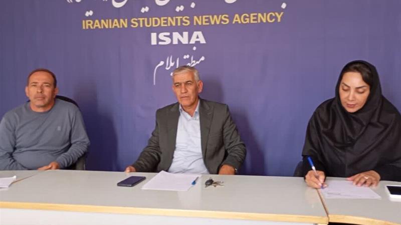 جوانان ایلامی در انتظار پرتاب نخستین توپ اسکواش