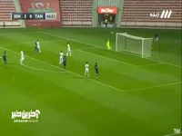 شوت یحیی عمری خطرناک از روی دروازه ایران به بیرون رفت