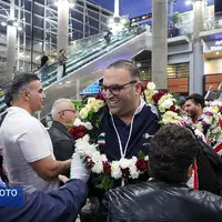 عکس/ بازگشت تیم ملی وزنه‌برداری با جام قهرمانی‌