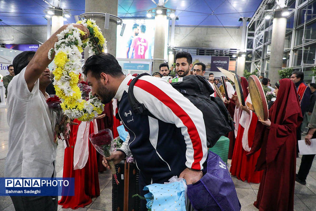 عکس/ بازگشت تیم ملی وزنه‌برداری با جام قهرمانی‌