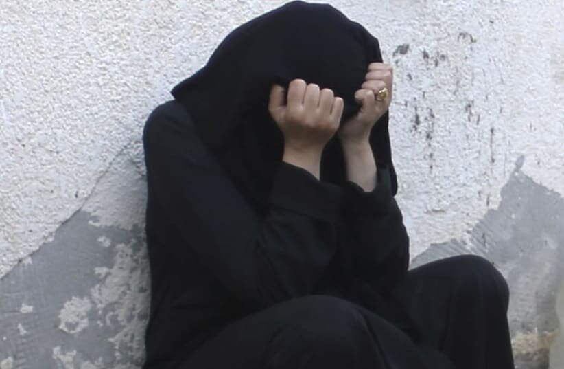 عاقبت عاشق شدن در کافه؛ وقتی زن جوان با فرار جان خود را نجات داد