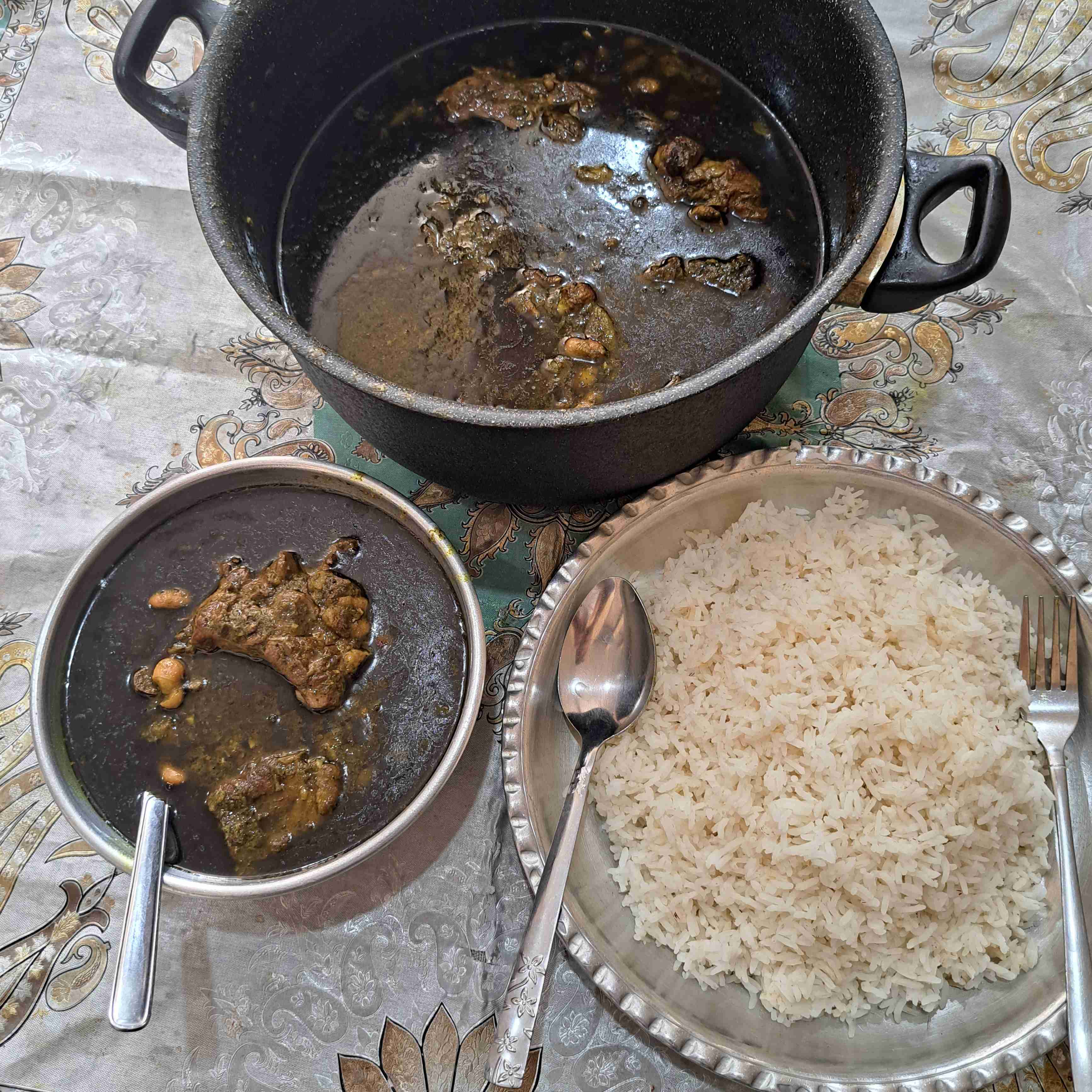 سلام ودرود بر دوستان عزیز نهار امروز  قرمه سبزی مهدی پز بفرمایید دوستان عزیز بچه‌ها رفتن  مدرسه من هم  تنها  دارم نهار  میخورم