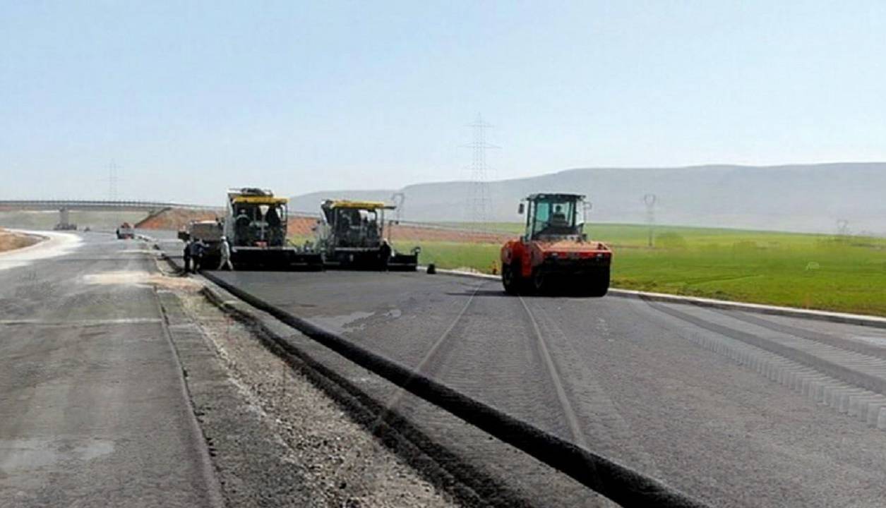 اجرای زیرسازی و آسفالت در معابر روستایی سراب