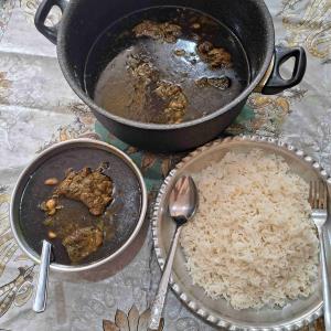 سلام ودرود بر دوستان عزیز نهار امروز  قرمه سبزی مهدی پز بفرمایید دوستان عزیز بچه‌ها رفتن  مدرسه من هم  تنها  دارم نهار  میخورم