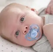 جنجال استفاده از پستانک بزرگ سالان در اروپا