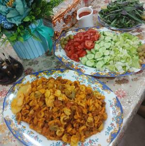 خوشمزه شام امشبمون ماکارونی ،نوش نگاهتان 😋😋🌹🌺این متن واقعازیباست"دیوارهای بیمارستان بیشترازعبادتگاه دعاشنیده اند،فرودگاههابیشترازعروسی هابوسه وآغوش واقعی دیده اند،آدم‌های مرده بیشترازآدمهای زنده گل دریافت کرده اند،چون حسرت قوی تراز قدرشناسی است"....🌹🙏🌺💫💫💫دست‌پخت کدبانوی عزیزومهربون خونم 😘💓💞🤍🫶❤️💕🥰😍🫶🫶💫💫