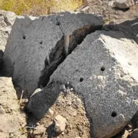شناسایی و جلوگیری از حفاری غیرمجاز در اطراف سنگ تاریخی ۲ تنی در میانه