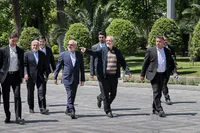 پاسخ پزشکیان به سوال خبرنگاران درباره قیمت ارز در حیاط دولت