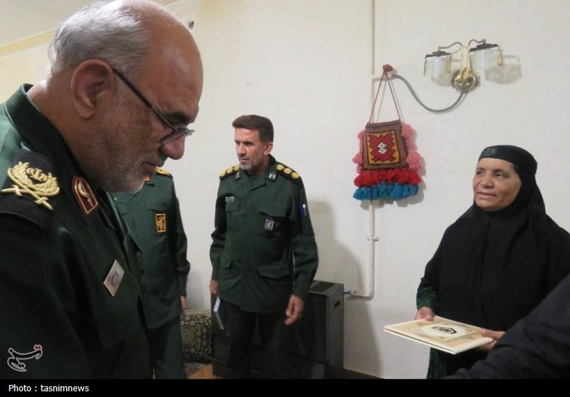 عکس/ دیدار فرماندهان سپاه کشور با خانواده‌های شهدای بویراحمد