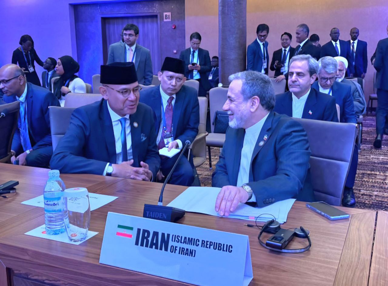 عکس/ گفتگوی عراقچی با نمایندگان فلسطین، ونزوئلا و اندونزی در حاشیه اجلاس جنبش عدم تعهد