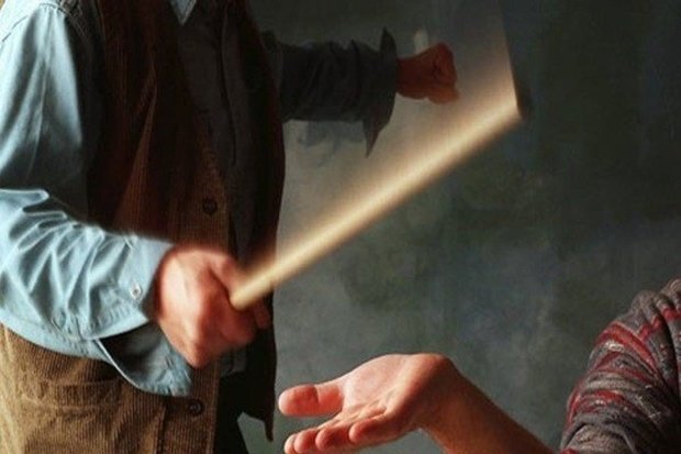 اخراج کادر خاطی مدرسه در پی انتشار فیلم تنبیه بدنی یک دانشآموز
