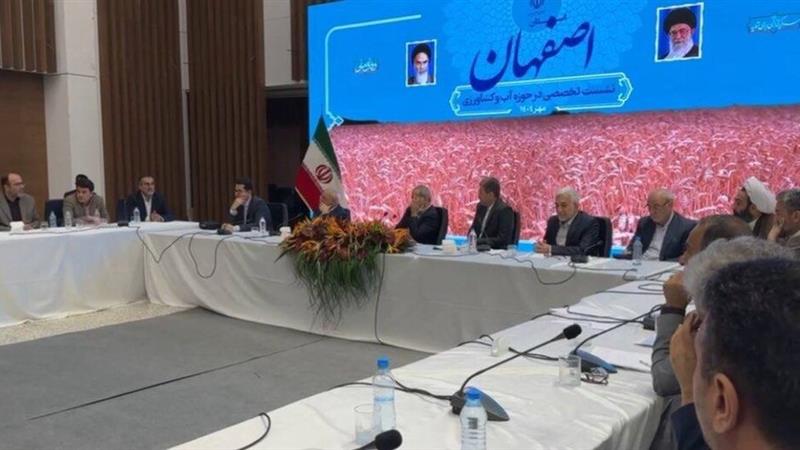 حضور پزشکیان در نشست تخصصی آب و کشاورزی و شنیدن مشکلات کشاورزان اصفهانی
