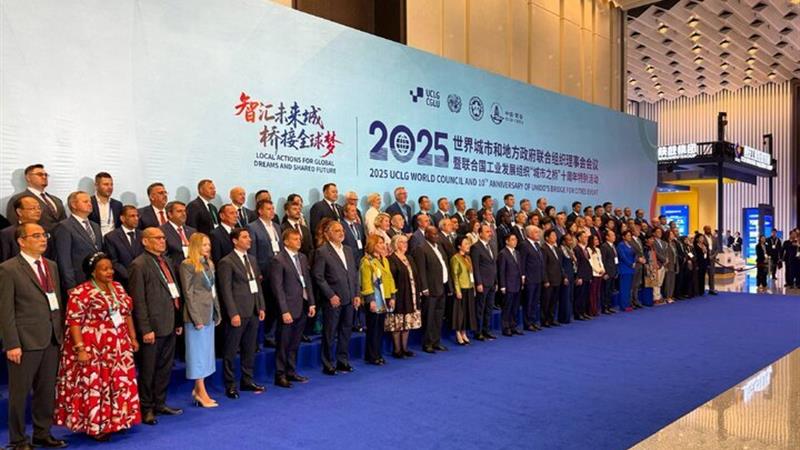 عکس یادگاری شهردار تهران در افتتاحیه اجلاس UCLG با شهرداران و نمایندگان ارشد شهرهای مختلف جهان