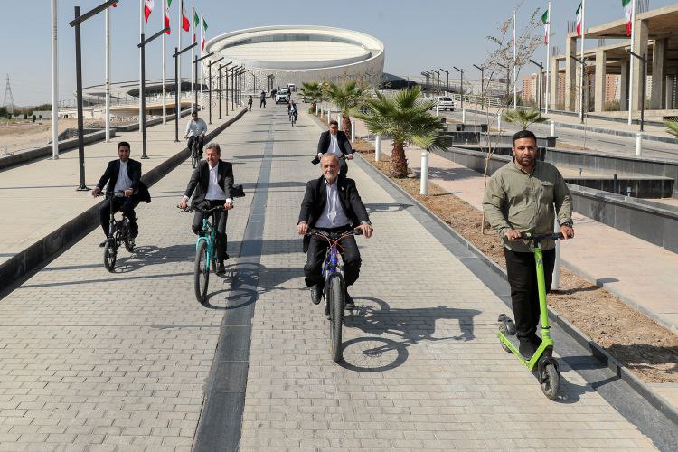 دوچرخه سواری پزشکیان در سفر به اصفهان