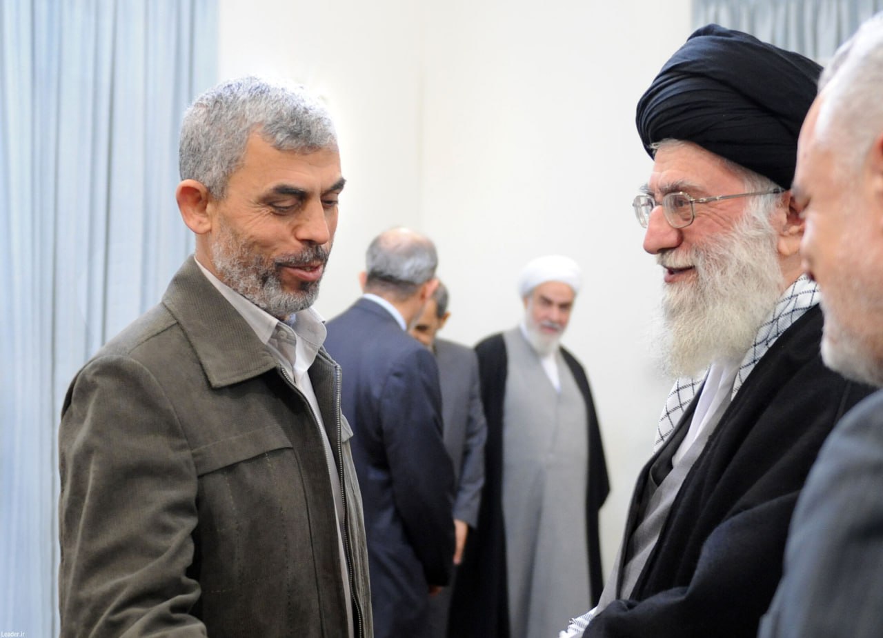 عکس/ دیدار شهید «یحیی السنوار» با رهبر انقلاب اسلامی پس از آزادی از زندان رژیم صهیونی 
