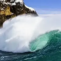امواج خروشان یک آمبولانس را با خود برد!