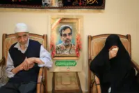 حضور مادر سردار شهید جنگ 12 روزه بر سر مزار فرزندش برای اولین‌بار
