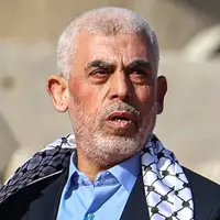 تصاویر لحظات اولیه حاضر شدن سربازان رژیم صهیونیستی بالای سر پیکر شهید سنوار