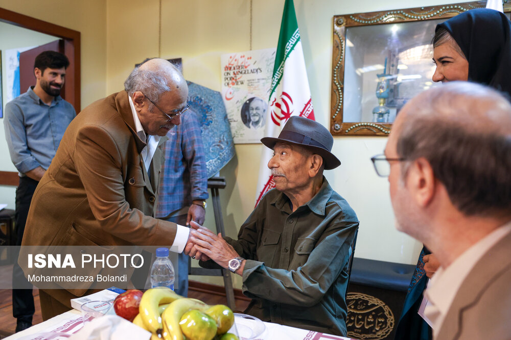 حضور علی نصیریان در مراسم 60 سالگی تماشاخانه سنگلج