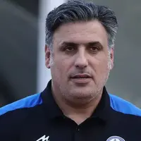 سرمربی لیگ برتری با پای شکسته کنار خط