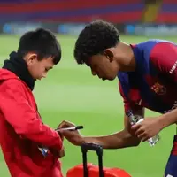 عجیب ولی واقعی؛ امضا گرفتن از یامال پولی شد!
