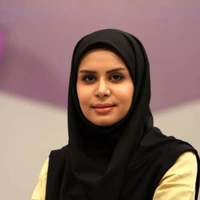 ظاهر متفاوت خانم مجری خارج از قاب تلویزیون