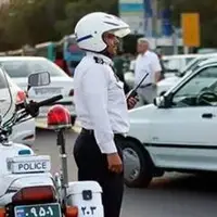 صحنه جالب از خدمت افسر پلیس به یک سالمند