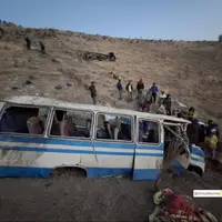 عکس/ سقوط مینی بوس کوهنوردان به داخل دره‌ در گلبهار 