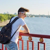شخصیت شناسی با مدل در دست گرفتن کیف
