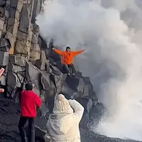 برخورد موج بزرگ به یک گردشگر در حال عکس‌گرفتن!