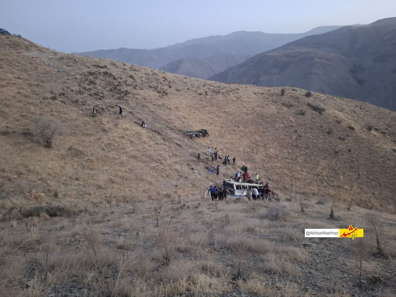 عکس/ سقوط مینی بوس کوهنوردان به داخل دره‌ در گلبهار 