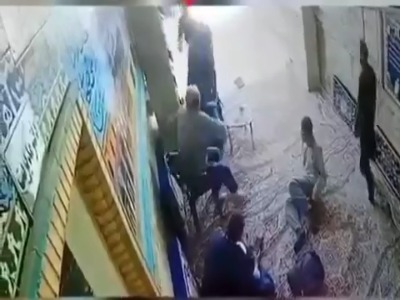 ویدئویی از سوءقصد به جان یک روحانی در صحن امام‌زاده یحیی 