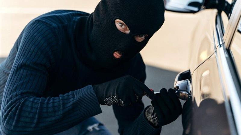 دستگیری سارقان وسایل داخل خودرو با ۸۳ فقره سرقت در کرج 