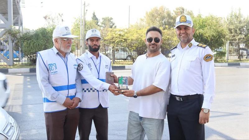 تقدیر از رانندگان قانونمدار در شیراز با نشان مهربانی و دیوان حافظ