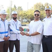 تقدیر از رانندگان قانون‌مدار در شیراز با نشان مهربانی و دیوان حافظ