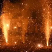 آتش‌سوزی مهیب در فروشگاه‌های وسایل ترقه‌فروشی