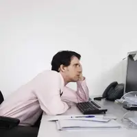 نشستن طولانی برای سلامتی مفید نیست؛ اما آیا واقعاً در حد سیگار کشیدن خطرناک است؟